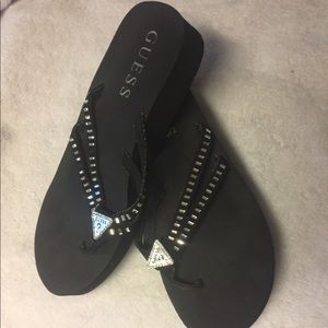 Guess flip flops with wedge size 9